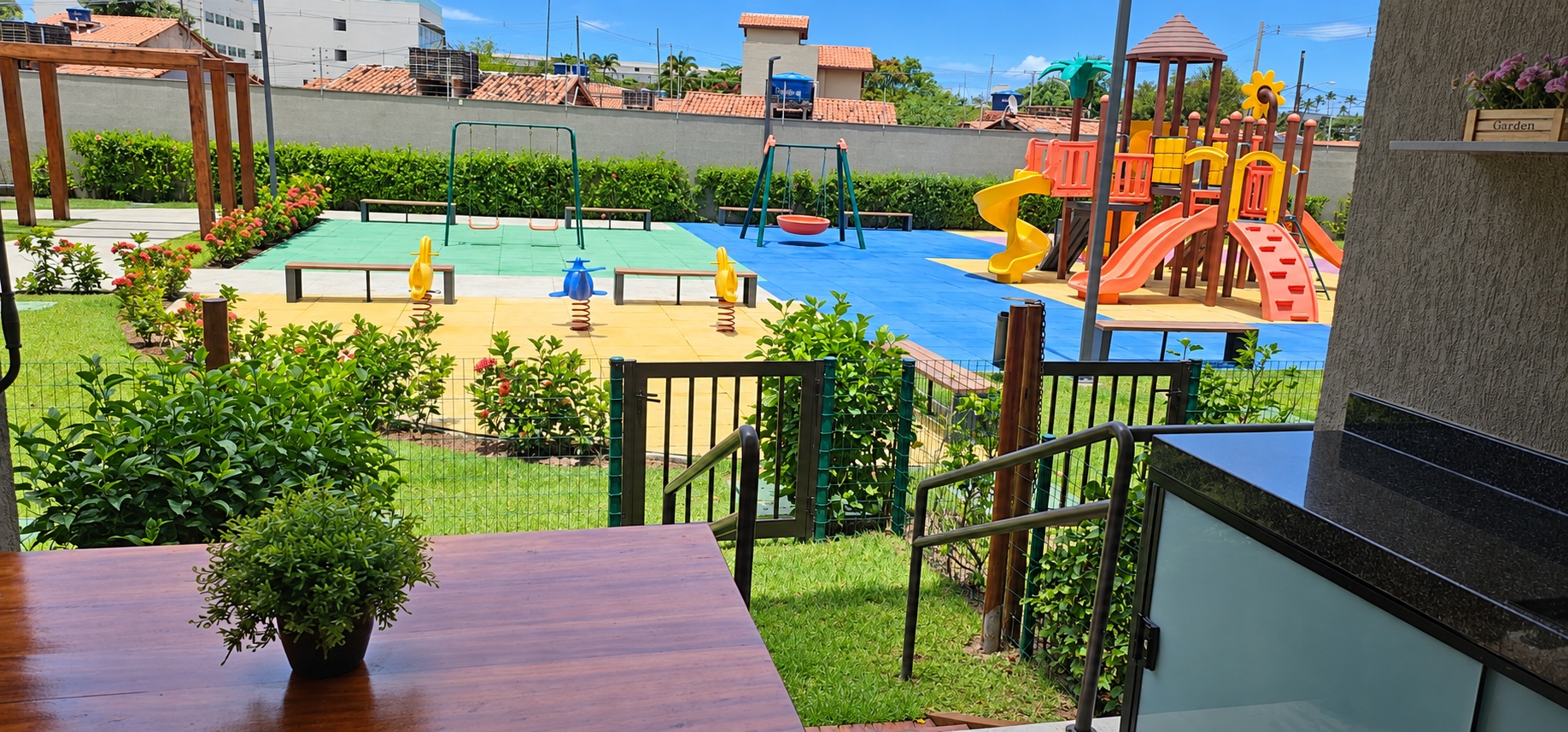 Jardim privativo do flat com vista para o playground