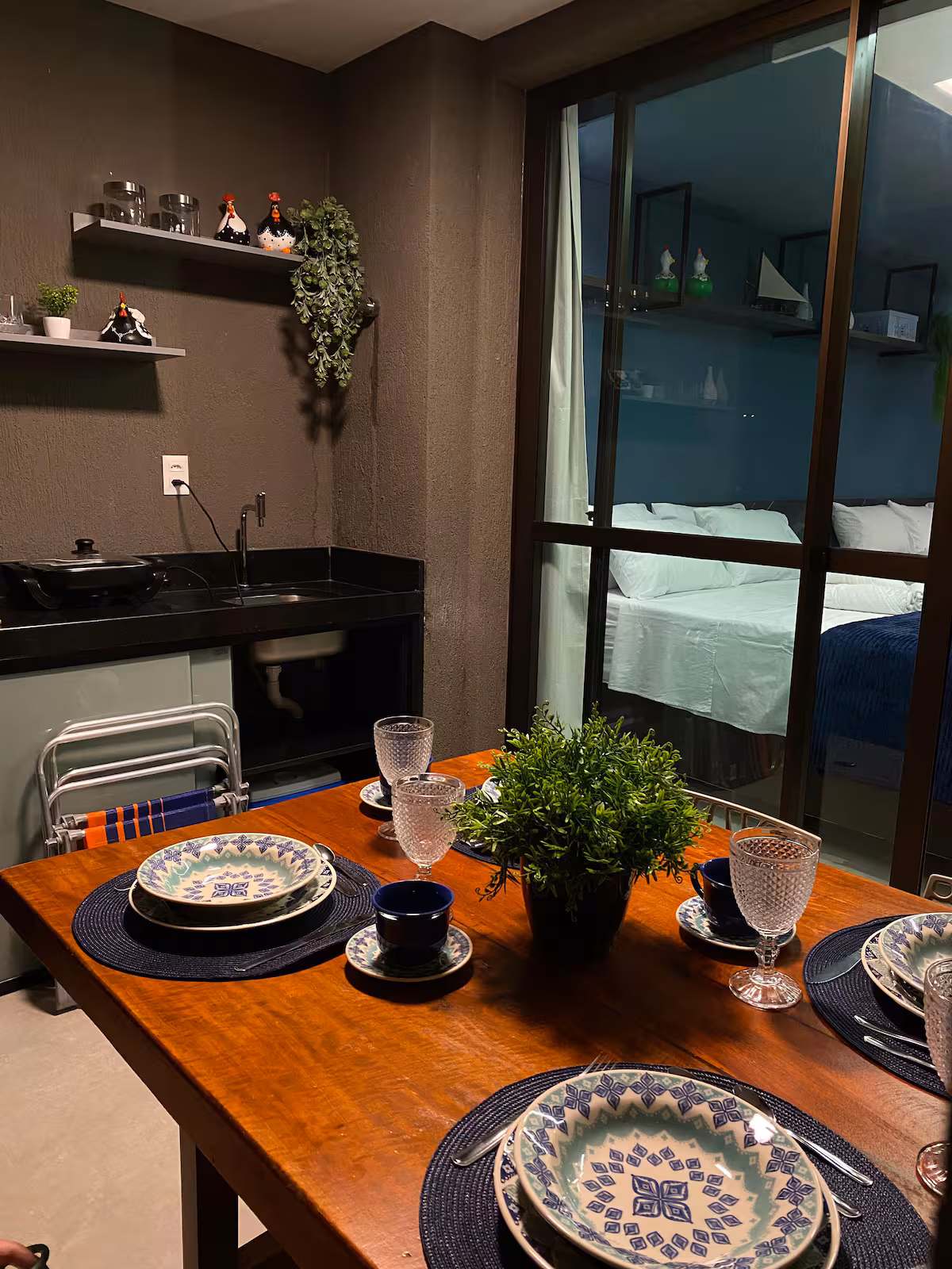 Mesa na varanda privativa do flat